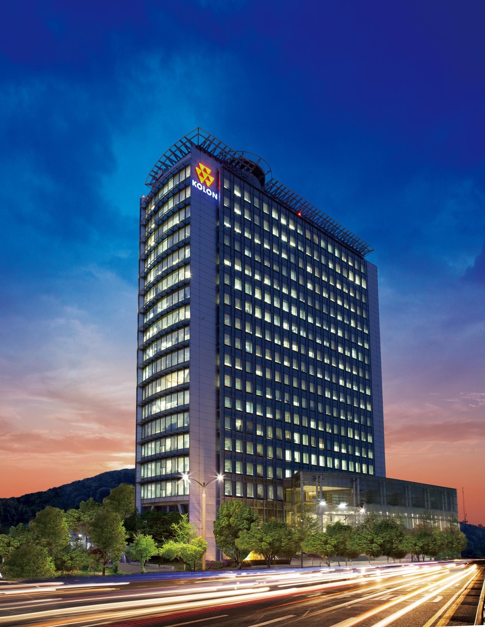  코오롱글로벌이 지난해 어려운 경영환경 속에서도 매출과 당기순이익, 수주잔고 등에서 역대 최대 실적을 기록했다고 밝혔다. 코오롱글로벌 사옥 [사진=코오롱글로벌]