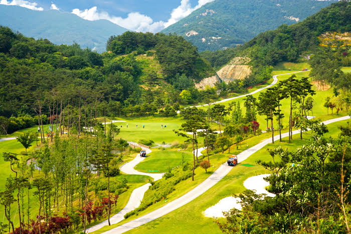전북 고창에 위치한 농어촌 체험형 테마파크 ‘상하농원’에서 다가오는 봄을 맞이하여 골프와 함께 자연 속에서 힐링할 수 있는 1박 2일 골프패키지를 오픈했다. 사진은 상하농원 골프패키지 골프장 전경 [사진=매일홀딩스]
