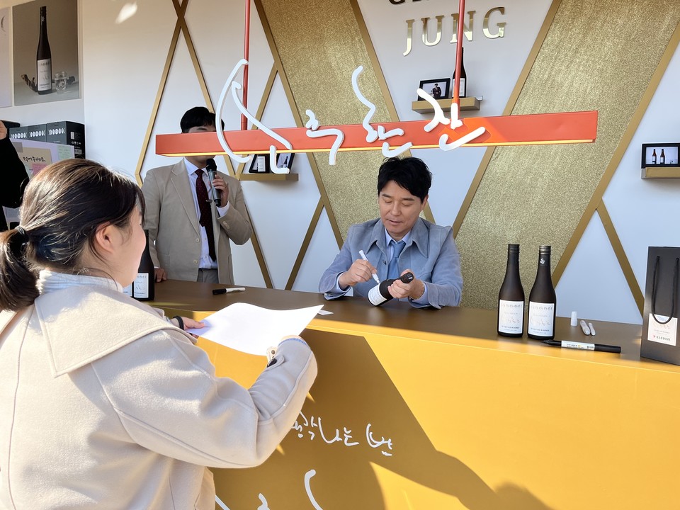 편의점 세븐일레븐은 지난 24일 서울 잠실 롯데월드타워 야외 팝업매장존에 프리미엄 증류식 소주 ‘소주한잔’ 팝업스토어를 오픈했다. 26일 오후 가수 임창정이 직접 소주한잔 팝업스토어를 방문해 시민들과 소통하며 이벤트를 펼치고 있다. 소주한잔 팝업스토어는 내달 5일까지 운영된다. [사진=세븐일레븐]