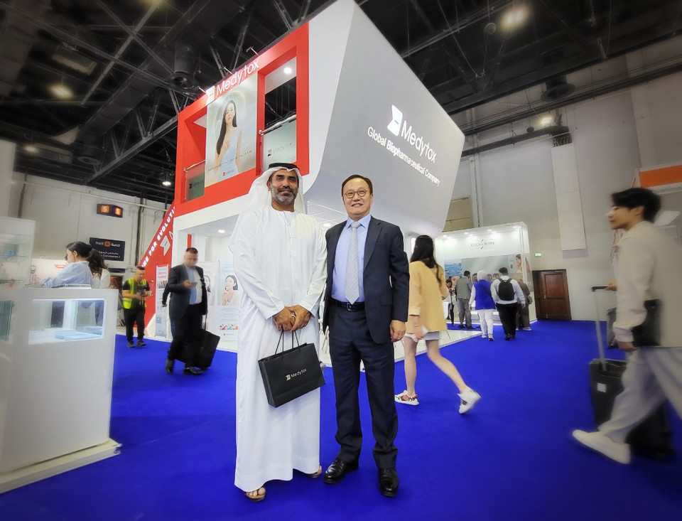 지난 1일부터 3일까지 UAE에서 열린 ‘두바이 더마 2023’에서 메디톡스 정현호 대표(사진 오른쪽)와 두바이사이언스파크(DSP) 마르완 압둘아지즈 자나히(Marwan Abdulaziz Janahi) 대표(사진 왼쪽)가 기념 촬영을 하고 있다. [사진=메디톡스]