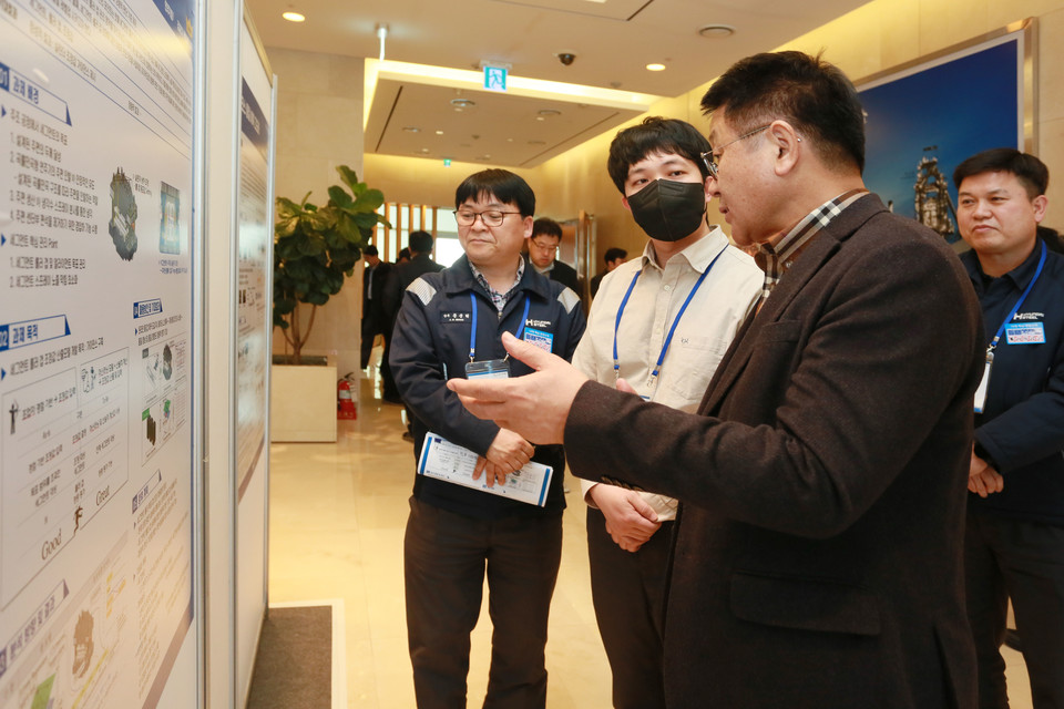 현대제철 안동일 사장이 AI·BIG DATA 관련 직원들과 대화하고 있다. [사진=현대제철]