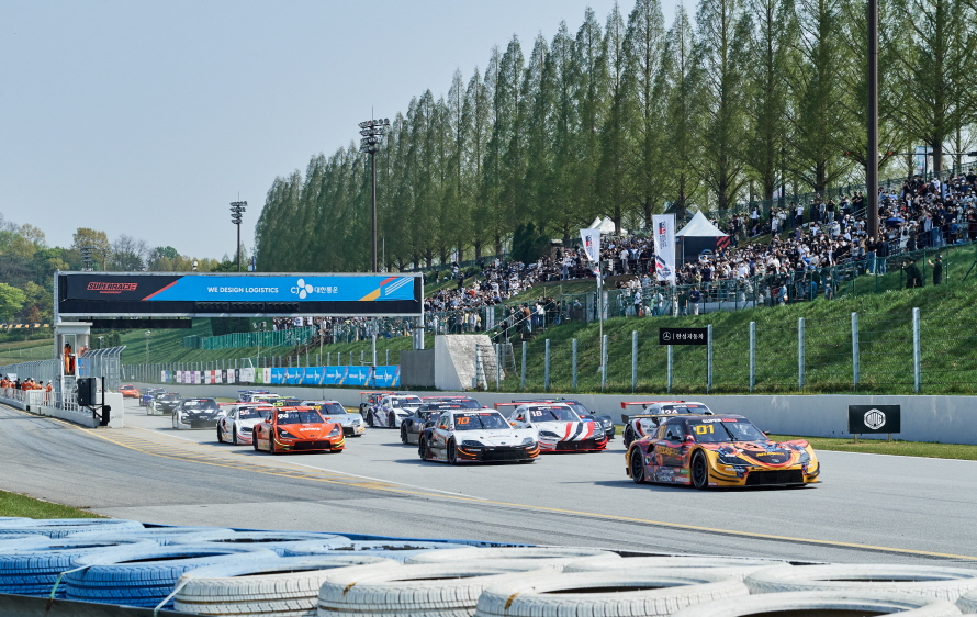 CJ대한통운은 10일 국내 최대 규모의 모터스포츠 대회인 ‘2023 CJ대한통운 슈퍼레이스 챔피언십’의 타이틀 스폰스십을 체결했다. 사진은 ‘2022 CJ대한통운 슈퍼레이스 챔피언십 개막전’에서 레이스카들이 관중들의 환호 속에 힘차게 출발하고 있는 모습이다. [사진=CJ대한통운]