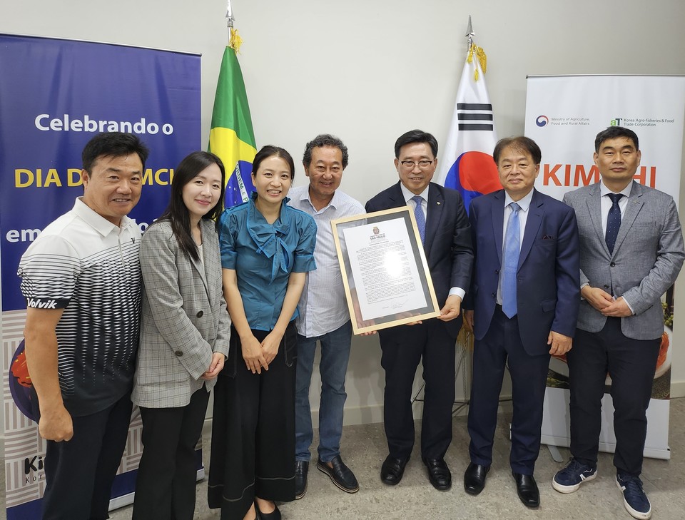 브라질 상파울루시 김치의날 추진 결의를 기념해 브라질 현지시각 12일 상파울루시의 아우렐리오 노무라 의원 등과 함께 ‘상파울루시 김치의 날 제정’ 추진을 결의했다. 한국농수산식품유통공사 김춘진 사장(우측 3번째), 상파울루시 아우렐리오 노무라 의원(우측 4번째), 브라질 한인회 권명호 회장(우측 2번째), 중남미한국식품연합회 하윤상 회장(좌측 1번째), 공사 상파울루지사 정유선 지사장(좌측 3번째) [사진=aT공사]