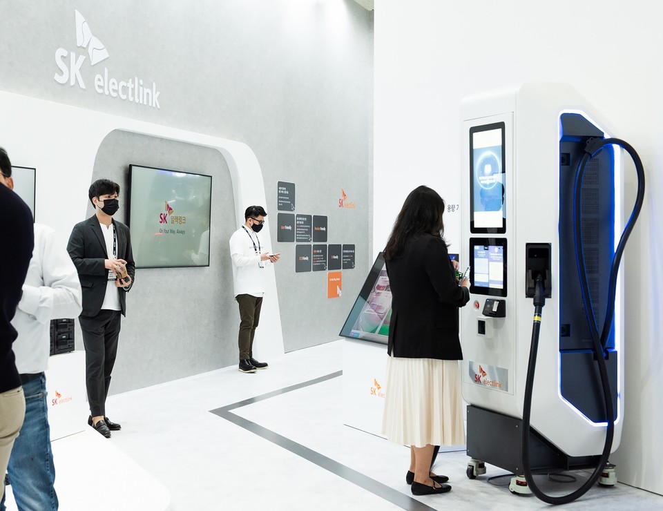 EV트렌드코리아 2023 참관객이 SK일렉링크 부스에 전시된 ‘듀얼모드 일체형 충전기’를 살펴보고 있다. [사진=SK일렉링크]