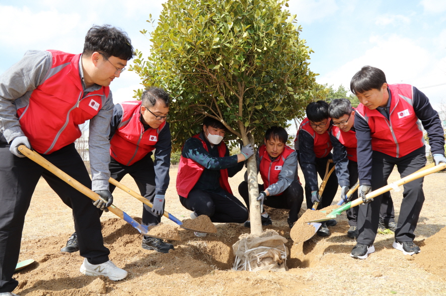 LG생활건강이 '밀원식물'을 심는 '꿀벌의 공원' 식재 행사를 진행했다. [사진=LG생활건강]