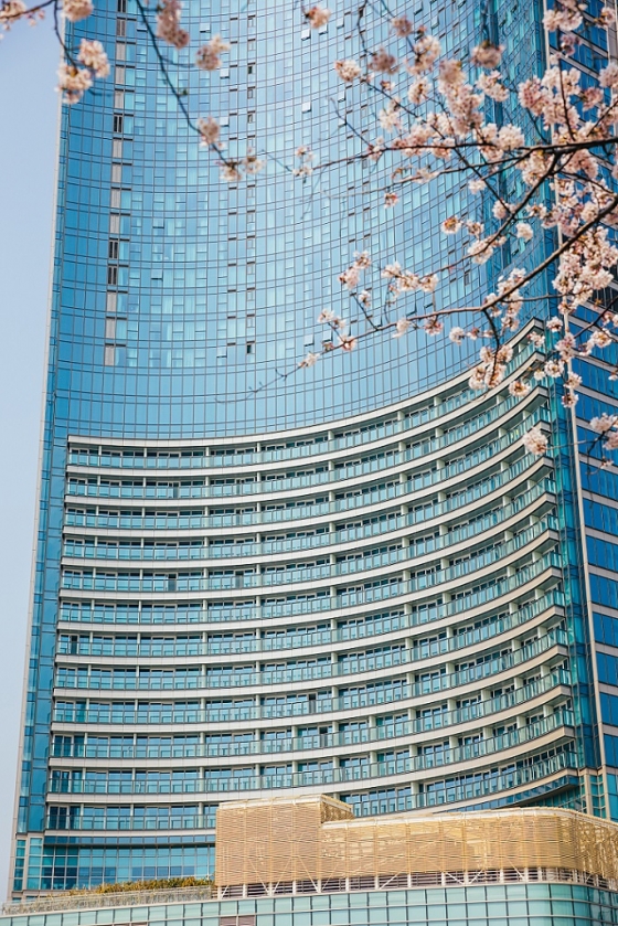 시그니엘 부산은 봄꽃 나들이와 호캉스를 동시에 즐길 수 있는 ‘어게인 블루밍’ 패키지를 선보였다. [사진=시그니엘부산]