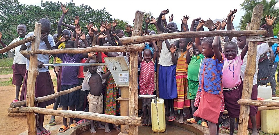 이랜드재단과 이랜드킴스클럽은 지난 3월 22일 ‘세계 물의 날’을 맞아 40년만의 기근으로 가뭄의 위기에 처한 아프리카 케냐에 우물 개발을 지원하는 식수기금을 전달했다. [사진=이댄드재단]