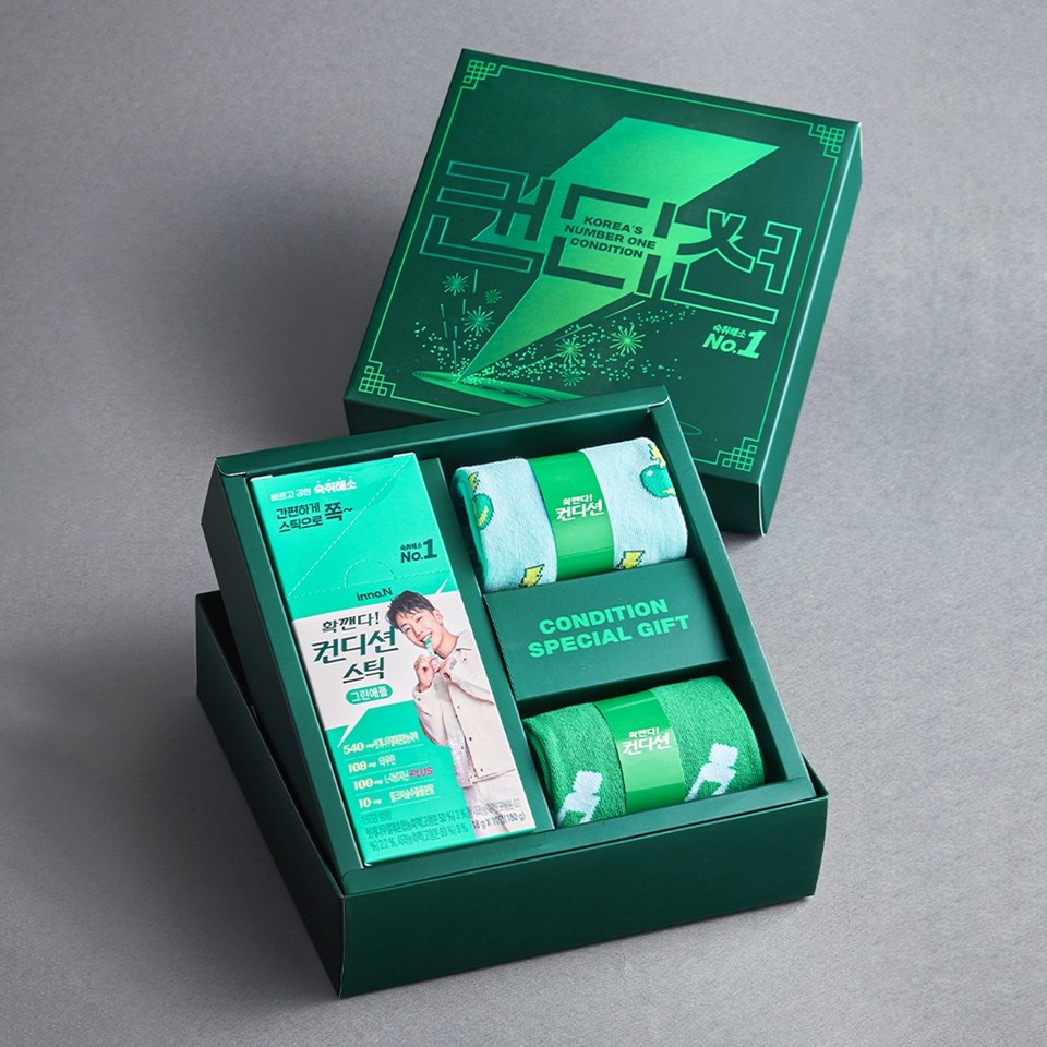 HK이노엔이 숙취해소제 컨디션의 박재범 모델 발탁 및 TV CF 온에어를 기념해 한정판으로 컨디션 스틱 ‘그린애플 양말’ 굿즈를 29일 출시했다. 사진은 컨디션 그린애플 양말 굿즈 선물 세트 (사진=HK이노엔 제공)