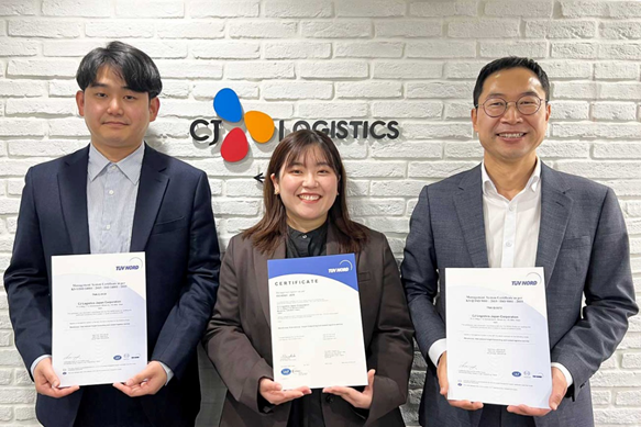 CJ대한통운 일본법인은 29일 국제표준화기구(ISO)로부터 △ISO9001(품질경영시스템) △ISO14001(환경경영시스템) △ISO45001(안전보건경영시스템)’을 동시에 획득했다고 밝혔다. 이봉경 CJ대한통운 일본법인장(오른쪽)이 직원들과 함께 ISO 인증서를 들고 기념사진 촬영을 하고 있다. [사진=CJ대한통운]