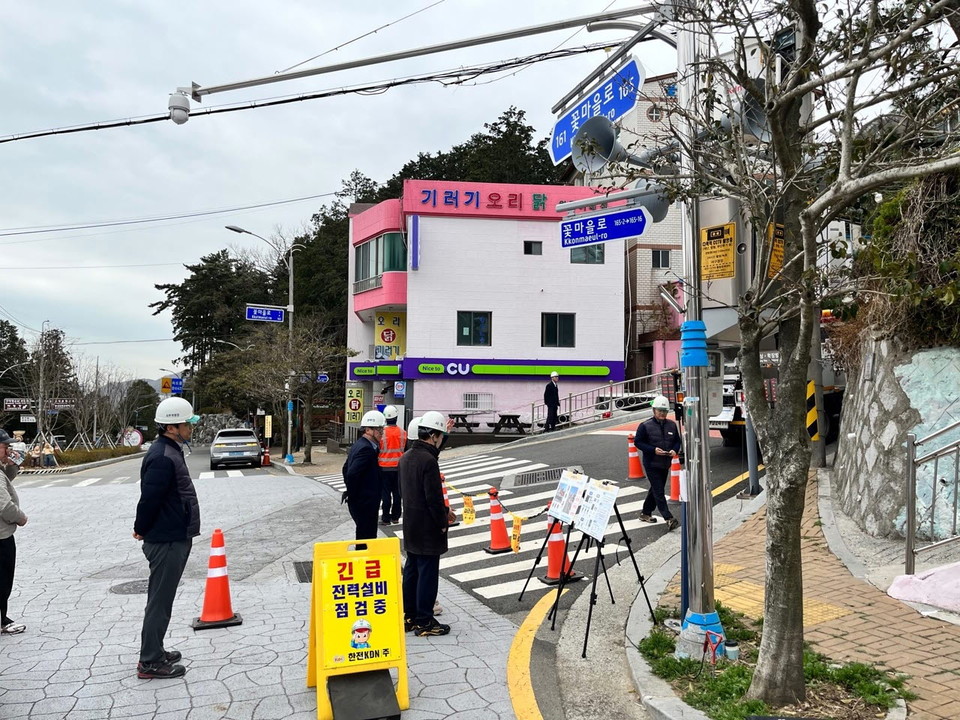 한전KDN 경영진은 ‘2023년 해빙기 재해 및 사고예방 안전점검’을 시행했다. 현장에서 긴급 설비점검 작업을 보고 받는 김장현 한전KDN 사장의 모습이다. [사진=한전KDN]
