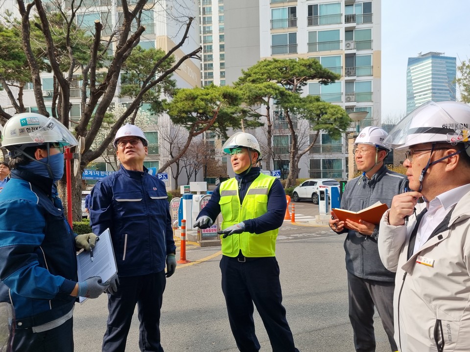 권오득 한전KDN 부사장이 경기강원사업지역본부 및 예하사업소에서 AMI계량기 작업현장의 안전사항을 점검보고를 받고 있는 모습이다. [사진=한전KDN]
