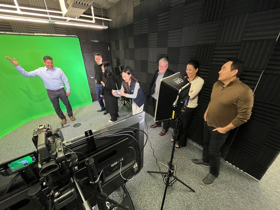 오스템임플란트 미국법인 방송 스튜디오 (사진=오스템임플란트 제공)