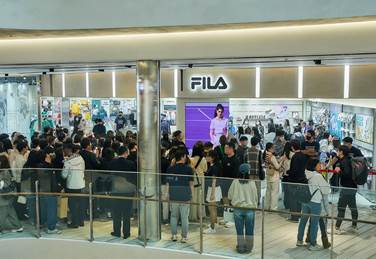 24일 오픈 직후 문전성시를 이룬 휠라 매장 [사진=휠라] 