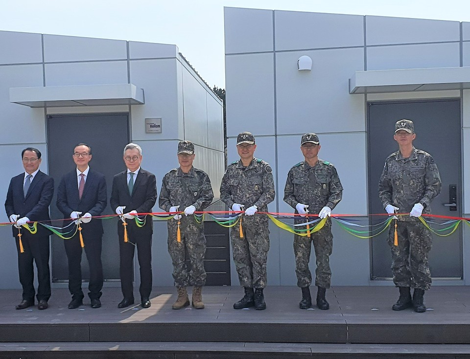 ‘모듈러형 간부숙소 입주식’에서 황성훈 현대로템 디펜스솔루션사업부 자문(왼쪽부터)과 김익수 현대로템 경영지원본부장, 이정엽 현대로템 디펜스솔루션사업부장, 박정환 육군 참모총장, 박안수 8군단장, 윤봉희 22사단장, 고동준 육군본부 공병실장이 기념촬영을 하고 있다.[사진=현대로템]
