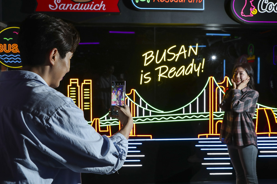 응원메시지 작성 등을 체험하고 부산엑스포 유치를 응원하는 모습 (사진=삼성전자 제공)