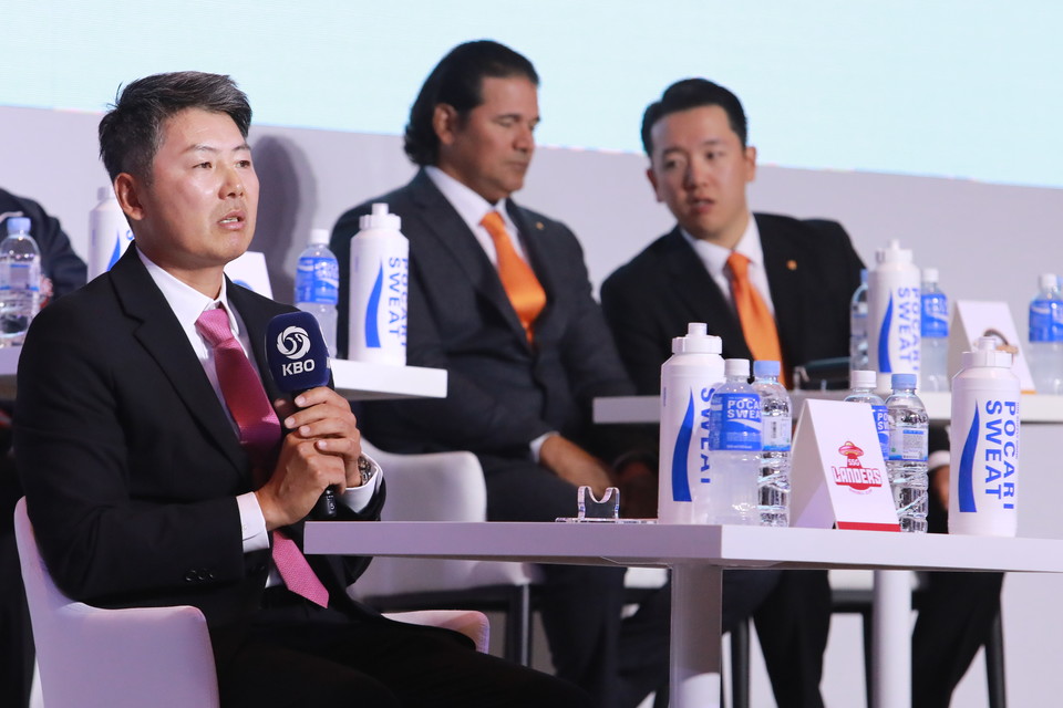 2023 KBO 미디어데이에서 SSG랜더스 김원형 감독이 질의응답을 하고 있다 (사진=동아오츠카 제공)