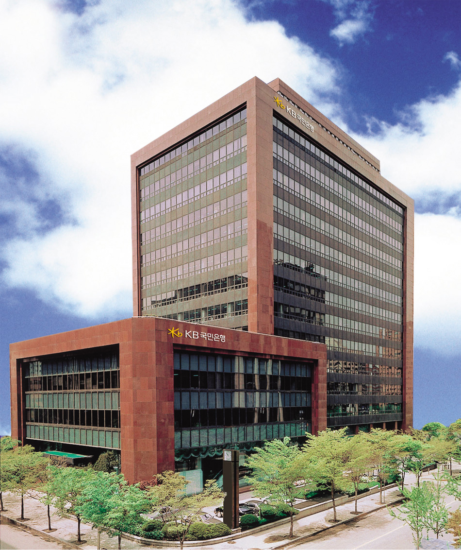 고금리 상황에서 서민들의 부담이 나날이 커지고 있는 가운데 KB국민은행은 최근 고금리, 경기둔화로 어려움을 겪고 있는 취약 소상공인 및 중소기업의 위기극복과 핵심전략산업 육성을 지원하기 위해 560억 원 규모의 특별출연을 시행한다. KB국민은행 여의도본점 [사진=KB국민은행]