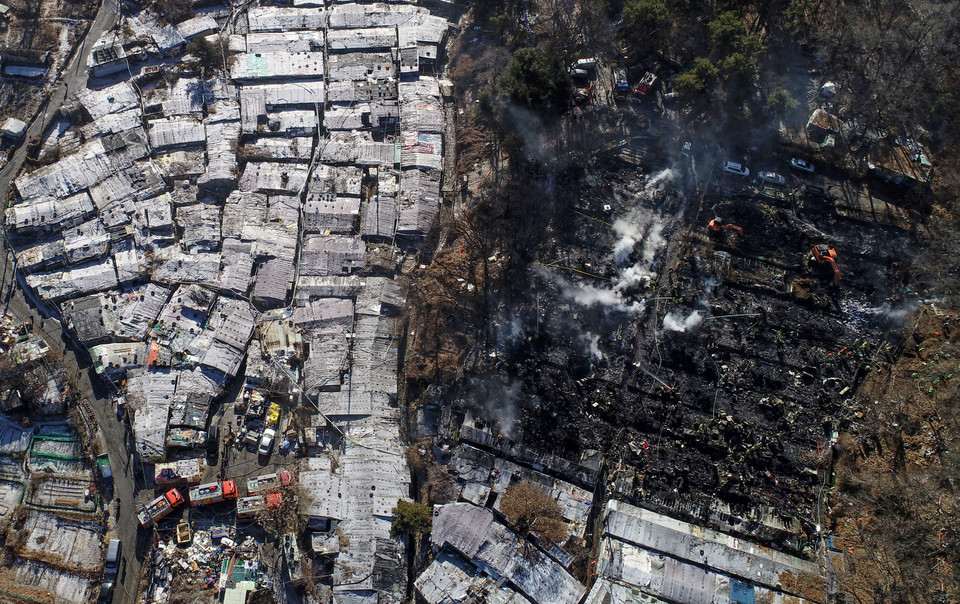 서울시의 대표적인 주거 안전 취약지역인 구룡마을은 지난 1월 큰 화재가 발생한 바 있다. [사진=연합뉴스]