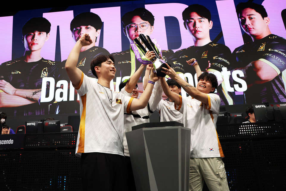 트로피를 들어올리며 우승을 축하하는 다나와 e스포츠 선수들 [사진=크래프톤]