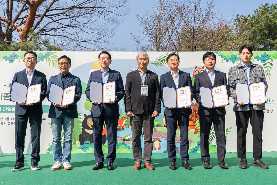 효성화학과 효성첨단소재가 지난 3일 환경부 산하 국립생태원이 주관하는 ‘멸종위기종 보전 후원 인정제’ 인정기업으로 선정되었다고 밝혔다. (사진= 효성 제공)
