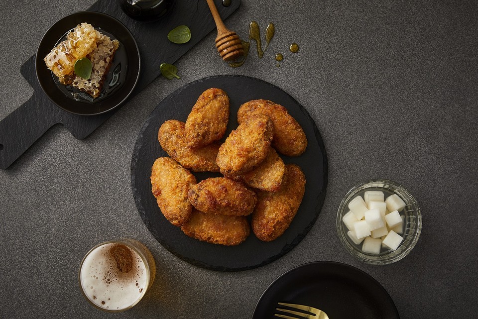 출시 전 진행한 소비자 평가에서 고메 브랜드 중 역대 최고 수준의 점수를 획득한 ‘고메 소바바치킨(소스 바른 바삭한 치킨)’ [사진=CJ제일제당]