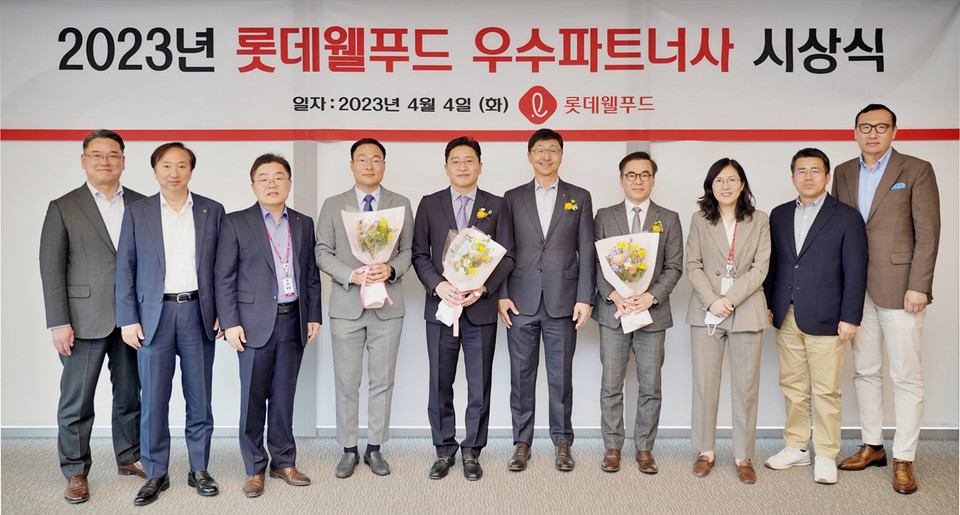 롯데웰푸드 우수파트너사 시상식 단체사진 (사진=롯데웰푸드 제공)