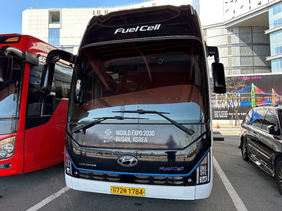 SK E&S가 4~7일 국제박람회기구(BIE) 실사단의 부산 방문 기간 이동수단으로 활용할 수 있도록 2030부산세계박람회 유치위원회에 지원한 수소 고상버스 [사진=SK E&S]