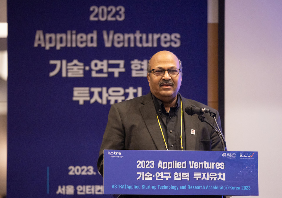 옴카람 나라마수(Omkaram Nalamasu) 어플라이드 머티어리얼즈 CTO가 개회사를 하고 있다. [사진=KOTRA]