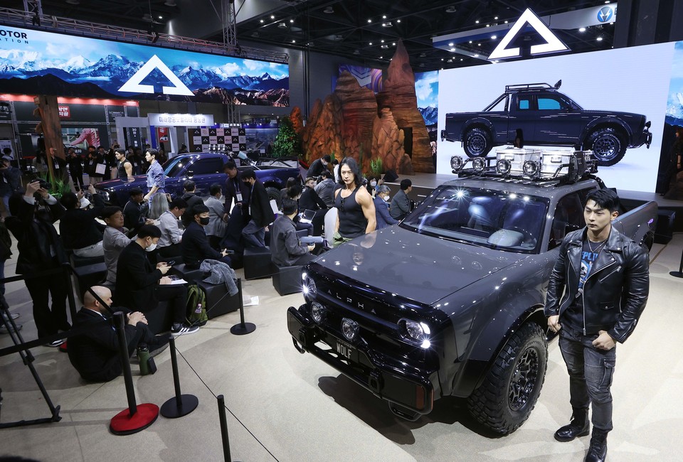 모빌리티쇼 현장에 전시된 '울프와 '울프플러스' [사진=서울모빌리티쇼 조직위원회]