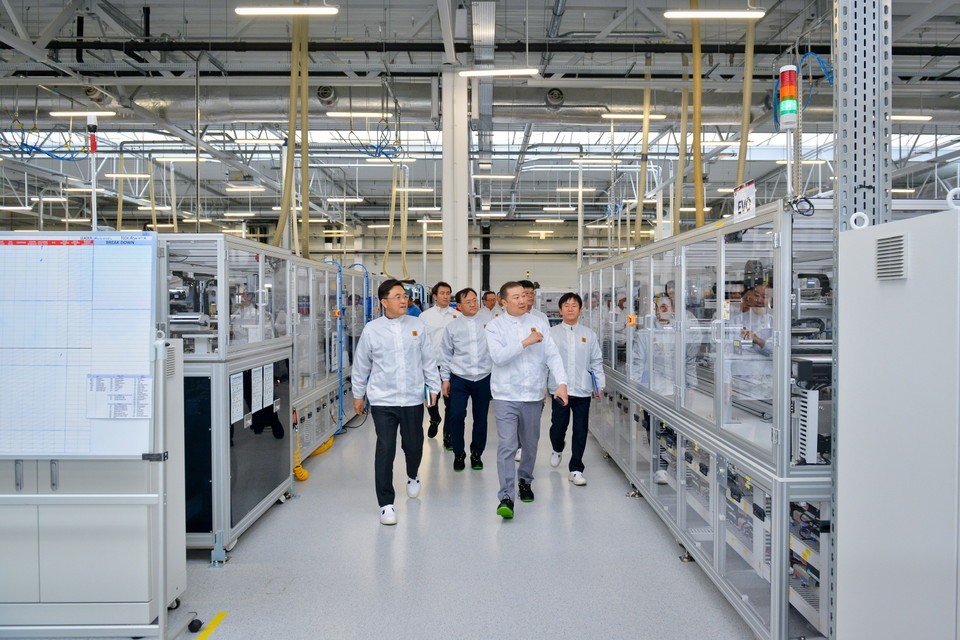 LS전선 폴란드 법인(LSEVP)에서 구자은 LS그룹 회장(좌에서 세번째)이 전기차 배터리 부품 생산라인을 점검하고 있다. [사진=LS그룹]