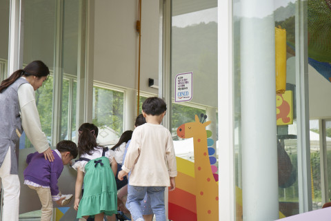 세스코는 최근 어린이집·유치원·학교 등 교육시설 급식 관리자들을 대상으로 ‘식중독 2차 감염 확산 방지를 위한 소독 방법’을 안내했다. [사진=세스코 제공]