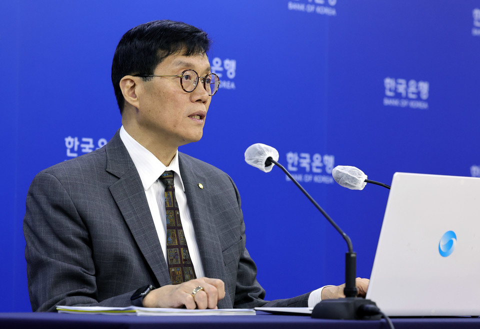 이창용 한국은행 총재가 11일 4월 금융통화위원회 금리 결정에 대한 기자간담회를 진행하고 있다.  [사지
