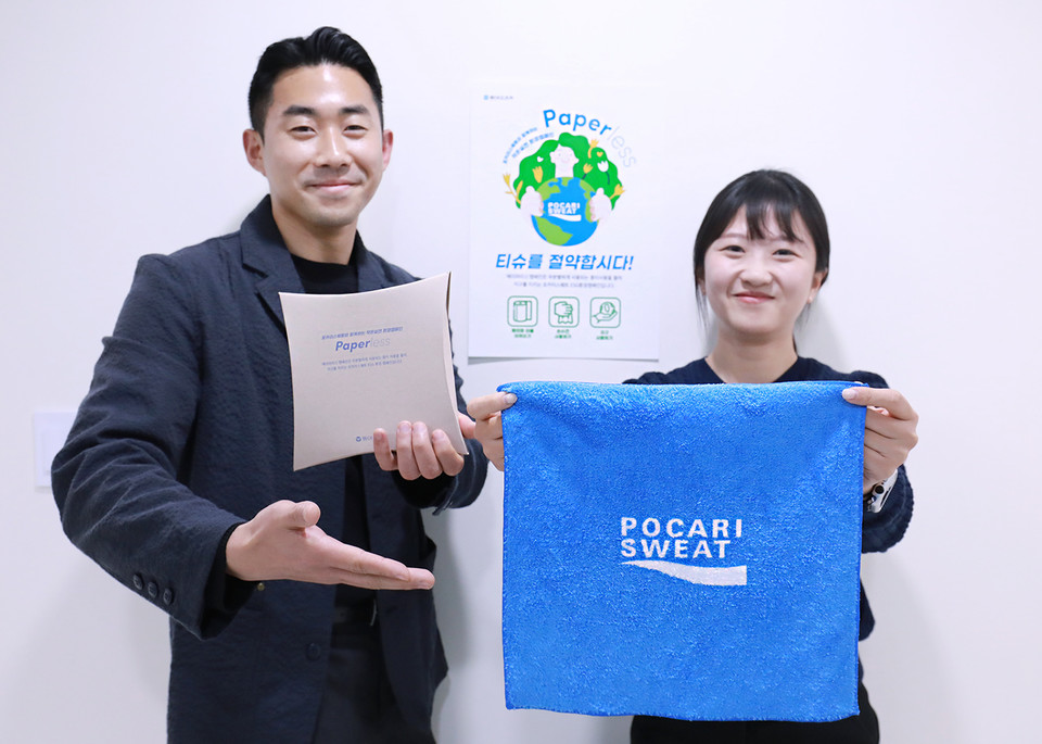 포카리스웨트 손수건을 들고 있는 동아오츠카 직원들 [사진=동아오츠카]