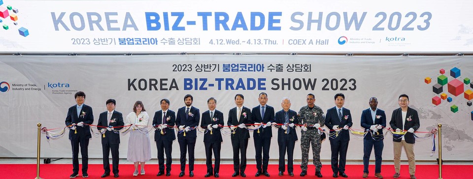 유정열 KOTRA 사장(왼쪽에서 6번째)과 안덕근 산업통상자원부 통상교섭본부장(왼쪽에서 7번째)이 ‘2023 상반기 붐업코리아’ 개막식 중 테이프 컷팅식을 진행하고 있다. [사진=KOTRA]