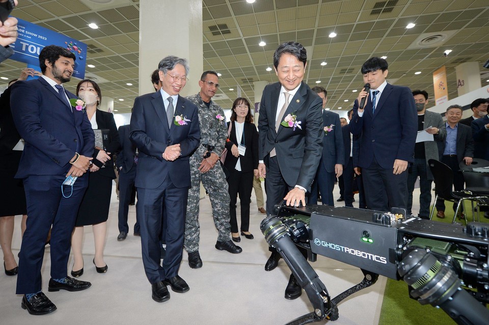 유정열 KOTRA 사장(왼쪽에서 2번째)과 안덕근 산업통상자원부 통상교섭본부장(왼쪽에서 3번째)이 주요 인사와 ‘2023 상반기 붐업코리아’ 행사장 내부를 둘러보고 있다. [사진=KOTRA]