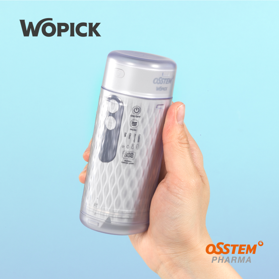 보관 시 스마트폰과 유사한 크기와 무게를 자랑하는 와픽 핸디 구강 세정기 [사진=오스템파마]