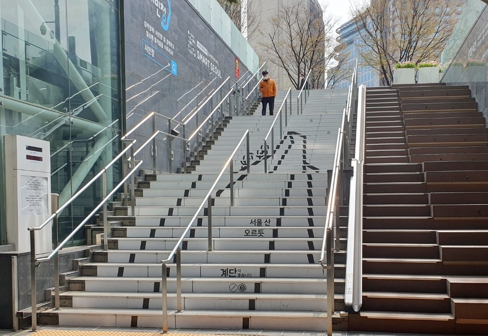 서울시청에 설치된 hy의 참여형 사회공헌 ‘기부하는 건강계단’이 9년간 1200만 명 이용자를 돌파했다. [사진=hy]