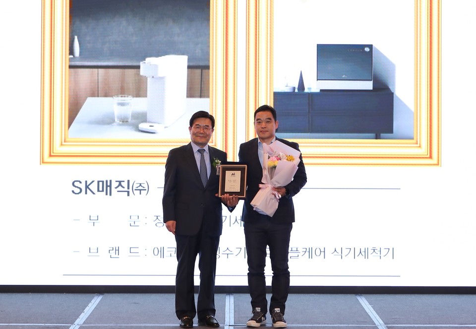 서울 종로구 JW 메리어트 동대문 스퀘어 서울 그랜드 볼룸에서 열린 ‘2023국가산업대상’에서 박기찬 산업정책연구원장과 박성규 SK매직 렌탈상품운영팀장이 수상 기념촬영을 하고 있다. SK매직은 에코미니 정수기 그린41과 (6인용)트리플케어 식기세척기로 정수기, 식기세척기 부문 대상을 수상했다. (사진 좌측부터) [사진=SK매직]