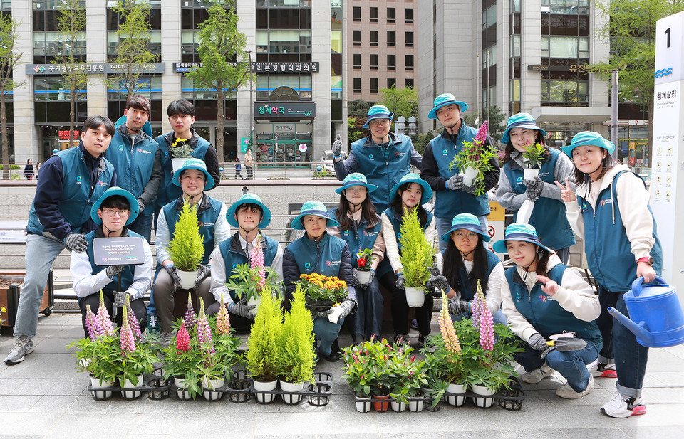 대상은 14일  ‘청계아띠와 함께하는 봄맞이 청계천 꽃길 만들기’에 예금보험공사·한국마사회 종로지사 및 민간기업 임직원들과 함께 참여했다고 밝혔다. [사진=대상]