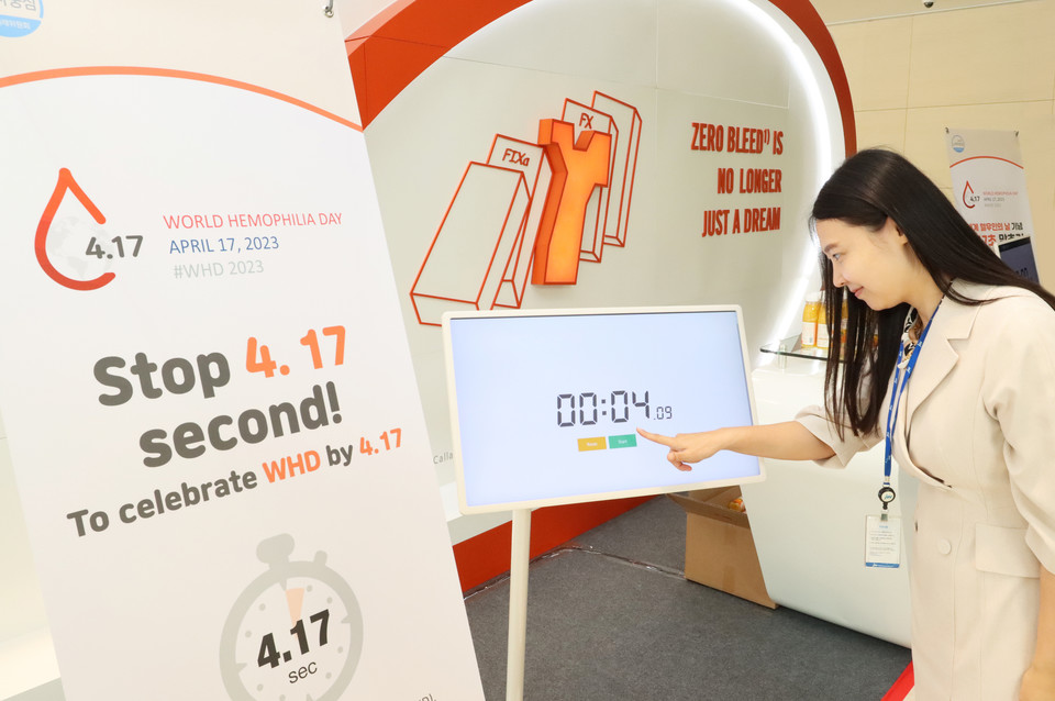JW중외제약은 17일 ‘세계 혈우인의 날’을 맞아 혈우병 인식 제고를 위해 ‘브라보 캠페인(BRAVOCampaign)’을 진행했다. 사진은 JW중외제약 직원이 서울 서초동 본사 로비에서 ‘4.17초 스톱워치’ 이벤트에 참여하고 있는 모습이다. [사진=JW중외제약]