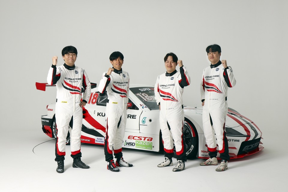 금호타이어 엑스타 레이싱팀 이창욱, 이찬준, 요시다 히로키, 송영광 선수(왼쪽부터) [사진=금호타이어]