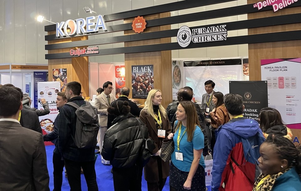 aT는 농림축산식품부와 함께 지난 14일부터 15일까지 영국 런던에서 열린 ‘런던 국제 프랜차이즈쇼’에 참가해  K-외식 프랜차이즈의 대표 메뉴를 소개하는 한국관을 운영했다. [사진=aT]