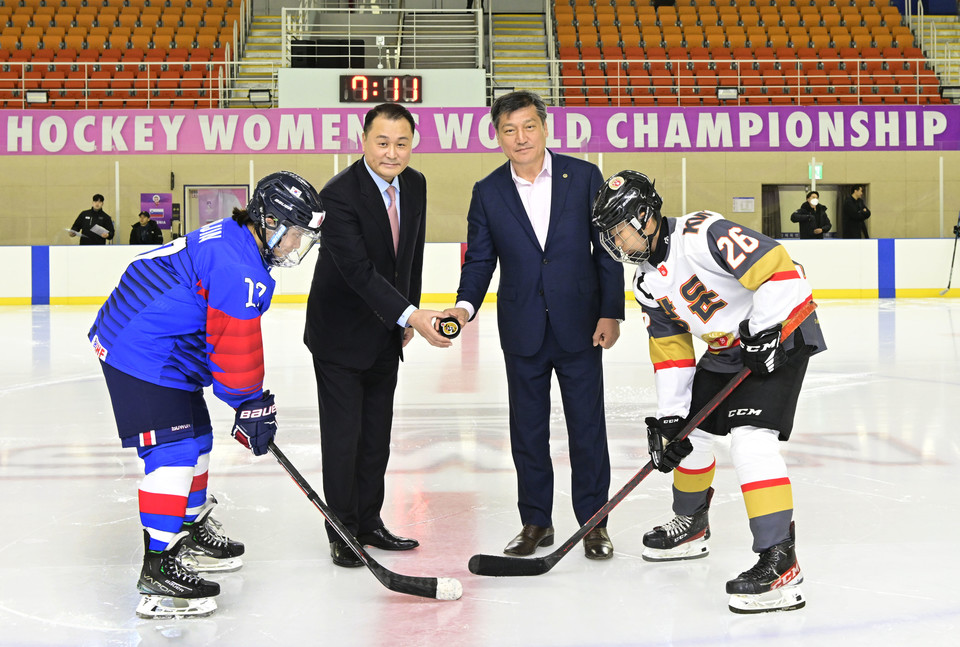 2023 한돈배 여자아이스하키리그 협약식 기념 퍽 드롭 진행 [사진=한돈자조금관리위원회] 