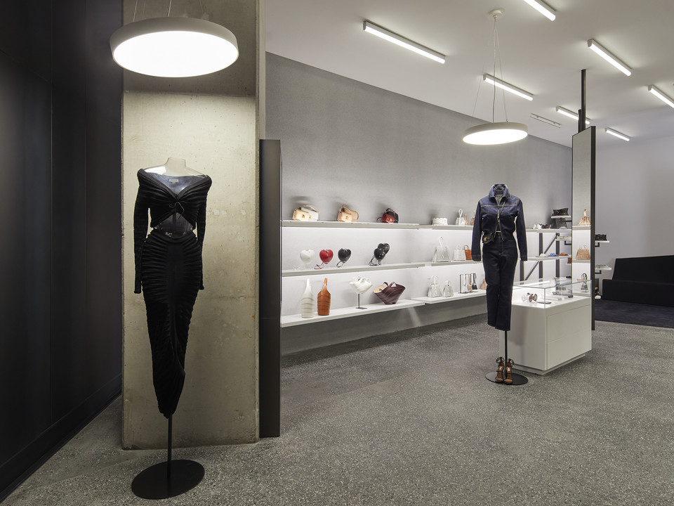 알라이야 센텀시티점은 ‘23년 봄여름 시즌 컬렉션’을 비롯해 브랜드 시그니처 비엔(Vienne) 펀칭 디테일의 액세서리 등을 선보인다. [사진=삼성물산 패션부문]