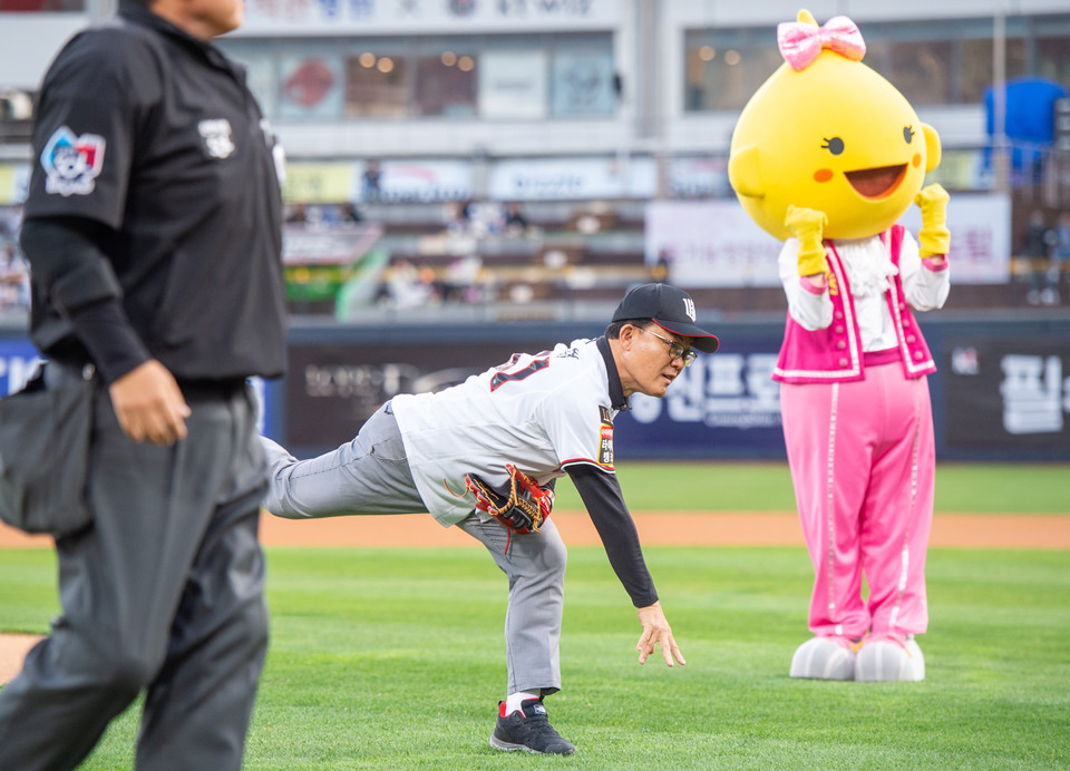 S-OIL은 최근 수원 KT위즈파크에서 S-OIL 스폰서데이 행사를 가졌다. 이날 S-OIL 안종범 수석부사장은 ‘구도일’을 상징하는 등번호 951번 유니폼을 입고 KT위즈와 한화이글스 경기에 시구자로 나서 경기의 시작을 알렸다. [사진=에쓰오일]