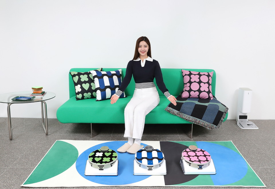 삼성전자는 저시력자를 위해 패턴 디자인 브랜드 ‘드롭드롭드롭’과 협업해 ‘EYE LIKE 제트 봇’ 콘셉트로 기획되어 시각적 접근성을 높인 ‘비스포크 제트 봇 AI’ 스페셜 에디션을 출시했다. [사진=삼성전자]