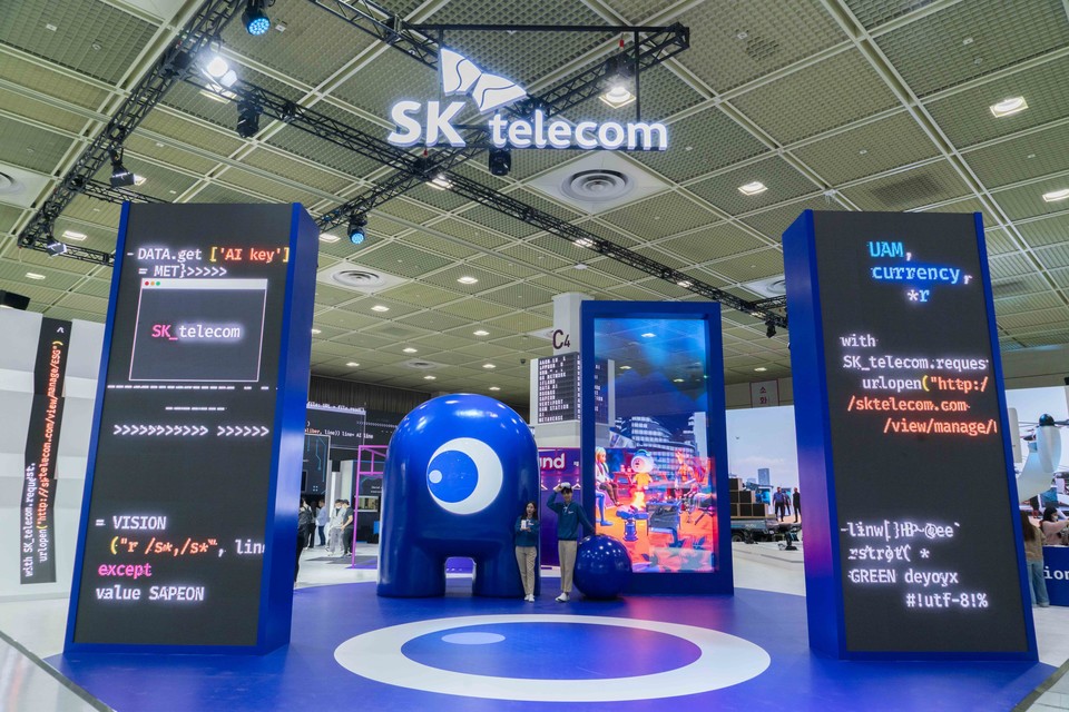  SK텔레콤은 19일부터 21일까지 서울 코엑스에서 열리는 국내 최대 ICT 전시회 ‘월드 IT쇼 2023(WIS 2023)’에서 AI·메타버스·UAM 등 자사의 다양한 첨단 ICT 기술과 서비스를 선보인다. [사진=SK텔레콤]