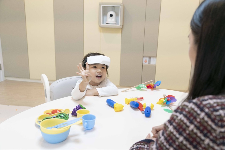 SK텔레콤의 딥러닝 기반 비전AI(Vision AI) 기술은 검사를 받는 아동과 부모의 자연스러운 상호 작용을 관찰·분석하는데 활용된다. [사진=SK텔레콤]