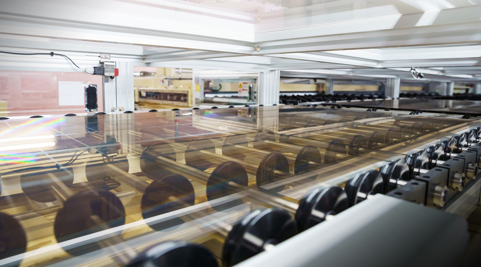 삼성디스플레이 생산공정에서 발생한 글라스 폐기물을 재활용 처리하기 위해 파쇄기로 이동시키는 모습이다. [사진=삼성디스플레이]