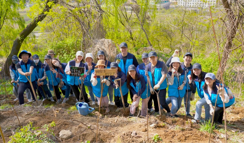 HK이노엔이 지구의 날을 맞아 나무 심기 활동을 진행했다. [사진=HK이노엔]
